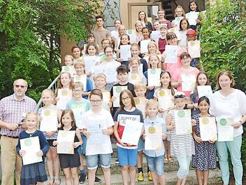 Die erfolgreichen Schüler der Sing- und Musikschule im Landkreis Kronach mit Fördervereinsvorsitzendem Ludwig Hertel und Lehrerin und Organisatorin Birgit Eichstädter Foto: K.- H. Hofmann