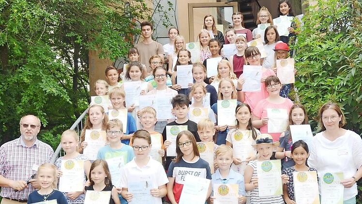 Die erfolgreichen Schüler der Sing- und Musikschule im Landkreis Kronach mit Fördervereinsvorsitzendem Ludwig Hertel und Lehrerin und Organisatorin Birgit Eichstädter Foto: K.- H. Hofmann