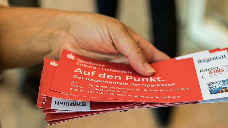 Reges Publikumsinteresse verzeichnete der Regionentalk am Mittwoch im bestens besuchten Coburger Kongresshaus. Die acht Direktkandidaten für die Landtagswahl stellten sich kritischen Fragen. Moderiert wurde der Abend von  den Redaktionsleitern Oliver Schmidt (Coburger Tageblatt) und Thomas Apfel (Radio Eins).Foto: Jochen Berger