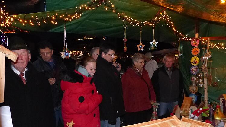 Dicht umlagert waren die reichhaltigen Auslagen der Stände.