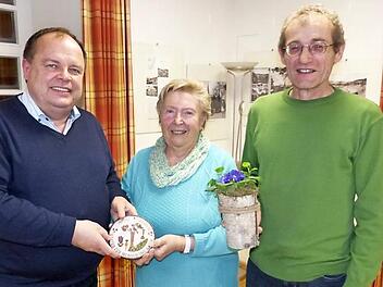 Mit dem hübschen Tonmodel des Landkreises Kulmbach prämierten Bürgermeister Werner Burger und Gartenbauvorsitzender Michael Schüssler den Garten von Renate und Karl Söllner im Ortsteil Seifersreuth. Unser Bild zeigt (von links) Werner Burger, Renate Söllner und Michael Schüssler.  Foto: Klaus-Peter Wulf