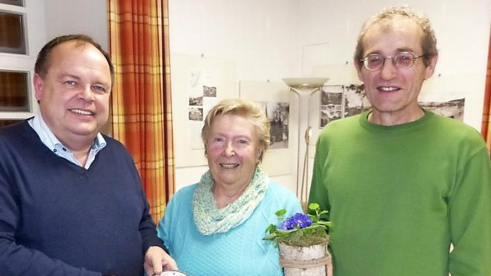 Mit dem hübschen Tonmodel des Landkreises Kulmbach prämierten Bürgermeister Werner Burger und Gartenbauvorsitzender Michael Schüssler den Garten von Renate und Karl Söllner im Ortsteil Seifersreuth. Unser Bild zeigt (von links) Werner Burger, Renate Söllner und Michael Schüssler.  Foto: Klaus-Peter Wulf