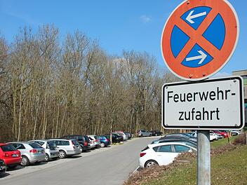 Außerhalb der markierten Parkflächen gilt auf dem Studentenparkplatz absolutes Halteverbot aufgrund der Feuerwehrzufahrt.  Foto: Jutta Rudel