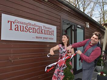 Cornelia Schmid und Christian Kaltenhäußer schmücken das Theater zur Eröffnungsfeier.  Foto: Bernhard Panzer