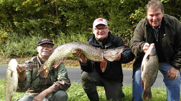 Herbstangeln beim Verein der Sportangler: Sieger wurde Udo Sell (Mitte) vor Rudi Clment und Harry Brückner.Christopher Wex