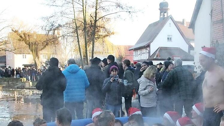 Zum Aufwärmen stand für die mutigen Teilnehmer ein Pool mit besonders warmem Wasser bereit.