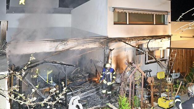 Im sechsstelligen Bereich d&uuml;rfte der Sachschaden an der Wohnanlage liegen. Foto: Peter Rauch