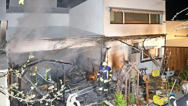 Im sechsstelligen Bereich dürfte der Sachschaden an der Wohnanlage liegen. Foto: Peter Rauch