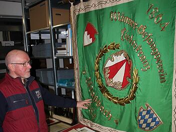 Die Fahne des aufgelösten Männergesangvereins 1864 Maßbach hängt nun im  Archiv der Gemeinde und Archivpfleger freut sich sehr darüber. Foto: Dieter  Britz
