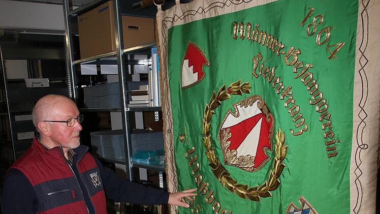 Die Fahne des aufgelösten Männergesangvereins 1864 Maßbach hängt nun im  Archiv der Gemeinde und Archivpfleger freut sich sehr darüber. Foto: Dieter  Britz