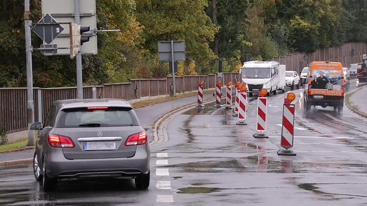 Eine Fahrerin will an der Kreuzung in Richtung Innenstadt abbiegen, fährt durch die Sperrung und muss wenden. Foto: Benedikt Borst