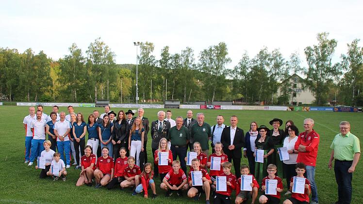 Alle Geehrten und die Bürgermeister stellten sich zum Gruppenfoto.