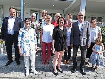 Die neue Vorstandschaft des Awo-Ortsvereins Kulmbach mit (vorne von links) Ingo Lehmann, Inge Aures, Sigrid Fuchs, Christa Schatz, Ingrid Pisker, Susanne Rochholz und Elisabeth Weith sowie von rechts Dr. Theresa Weith mit Tochter Sophie, Hartmut R...