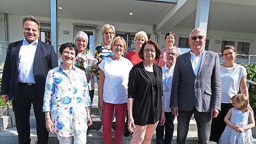 Die neue Vorstandschaft des Awo-Ortsvereins Kulmbach mit (vorne von links) Ingo Lehmann, Inge Aures, Sigrid Fuchs, Christa Schatz, Ingrid Pisker, Susanne Rochholz und Elisabeth Weith sowie von rechts Dr. Theresa Weith mit Tochter Sophie, Hartmut R...