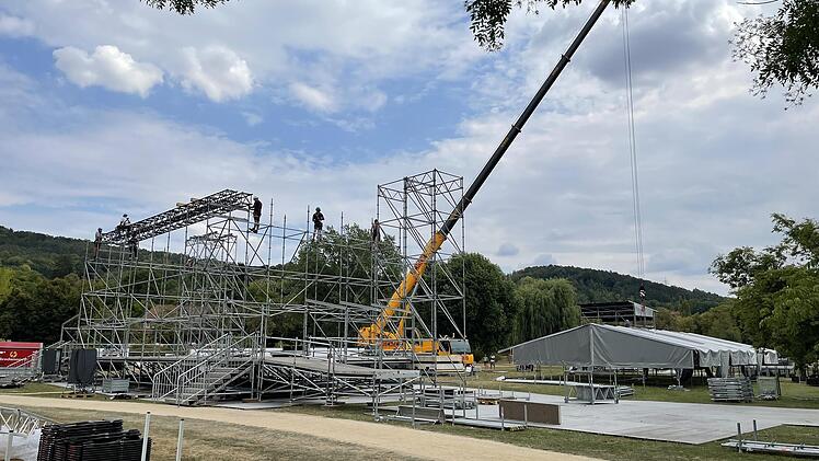 In vollem Gange ist der Aufbau der Bühne und des Festivalgeländes im Luitpoldpark für die Konzerte von Roland Kaiser und LEA in Bad Kissingen. Foto: Sebastian Schmitt