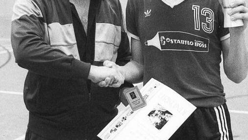 Alfred Mischke (TV/DJK Hammelburg) überreicht dem Spielführer des TV Wicker, Heiko Metzler, den Pokal des Handball-Jubiläumsturniers samt Urkunde.