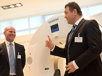 Bundesinnenminister Hans-Peter Friedrich (rechts) mit Siemens Finanzchef Thomas Knobloch. Foto: Michael Gründel