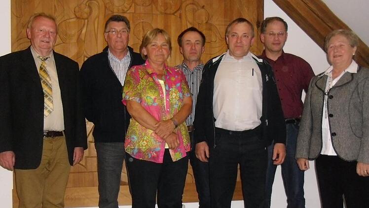 Die Gemeinderäte Annelies Wagner, Bernd Nägel, Martin Meister, Alois Dittrich sowie Hildegund Scheurer und Karl Heinz Wirth (v.r.) hat Bürgermeister Schmidt jetzt verabschiedet. Foto: fra-press