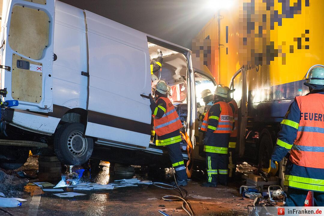 Würzburg: Frau wird in Transporter eingeklemmt und schwer verletztWürzburg in