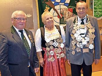Zum Königsessen hieß das Königshaus mit (von rechts) Schützenkönig Reinhard Mohr und Schützenkönigin Waltraud Baderschneider die Gesellschaft willkommen; links Schützenmeister Reinhold Göhl