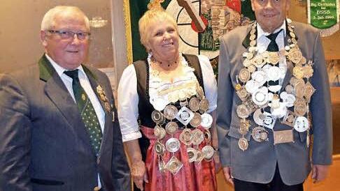 Zum Königsessen hieß das Königshaus mit (von rechts) Schützenkönig Reinhard Mohr und Schützenkönigin Waltraud Baderschneider die Gesellschaft willkommen; links Schützenmeister Reinhold Göhl