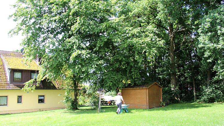 Im Garten der Hausmanns gibt es viel zu entdecken. Foto: Richard Sänger