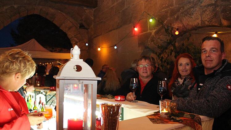 Geselligkeit war beim Höchstadter Weinfest Trumpf.  Foto: Evi Seeger