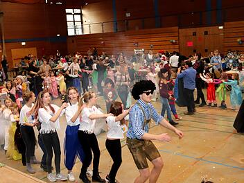 Bei der Polonaise reihten sich alle hinter DJ Matze ein.  Fotos: Johanna Blum