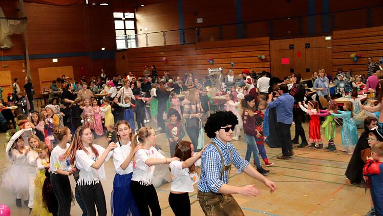 Bei der Polonaise reihten sich alle hinter DJ Matze ein.  Fotos: Johanna Blum