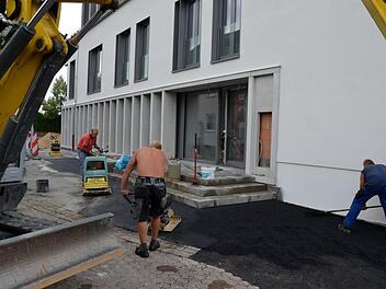 Noch sind die Arbeiter rund um das Rathaus zugange, doch bis zum 23. Juli soll der Umzug abgeschlossen sein.  Foto: Andrea Spörlein