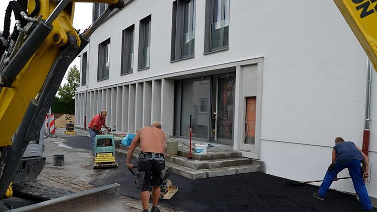Noch sind die Arbeiter rund um das Rathaus zugange, doch bis zum 23. Juli soll der Umzug abgeschlossen sein.  Foto: Andrea Spörlein