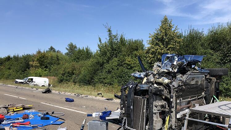 Bei einem Verkehrsunfall im Landkreis Ansbach ist eine Frau lebensgefährlich verletzt worden. Fotos: News 5/ Goppelt