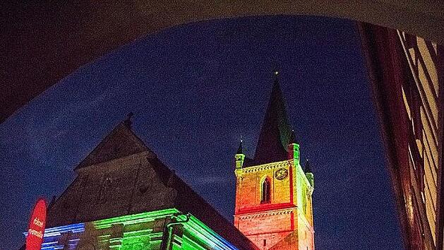 Die Wehrkirche erstrahlt heute Abend wieder in bunten Farben. Foto: Stefan Reinmann