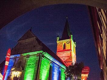 Die Wehrkirche erstrahlt heute Abend wieder in bunten Farben. Foto: Stefan Reinmann