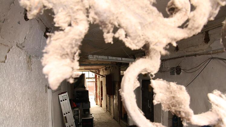 Einblick in den Verfall des historische Anwesens in der Oberen Sandstraße 20  Foto: Sebastian Schanz