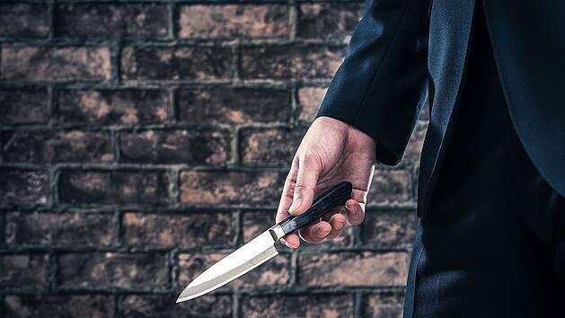 Gem&uuml;nden: Mann schlichtet Streit in Supermarkt - Unbekannte lauern ihm mit Messer auf