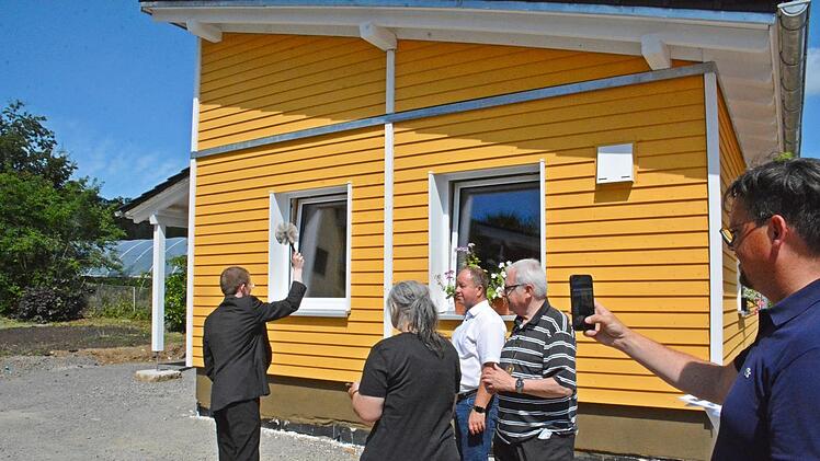 Den Segen für zwei neue Tiny-Häuser und das renovierte Haus St. Martin spendeten Direktor Martin Riß und Pater Gottfried Scheer am Samstag in Maria Bildhausen. Foto: Hanns Friedrich
