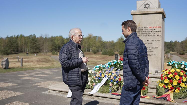 In Bergen-Belsen trifft Mirko Drotschmann (rechts)  Menachem Rosensaft, den Sohn der Holocaust-&Uuml;berlebenden Hadassah Bimko, die sich 1945 um j&uuml;dische Waisenkinder k&uuml;mmerte.