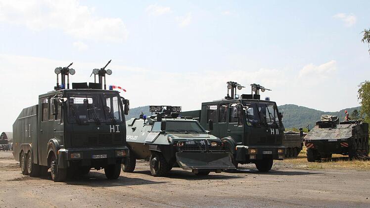 Die Bundespolizei rückt mit schweren Fahrzeugen an.