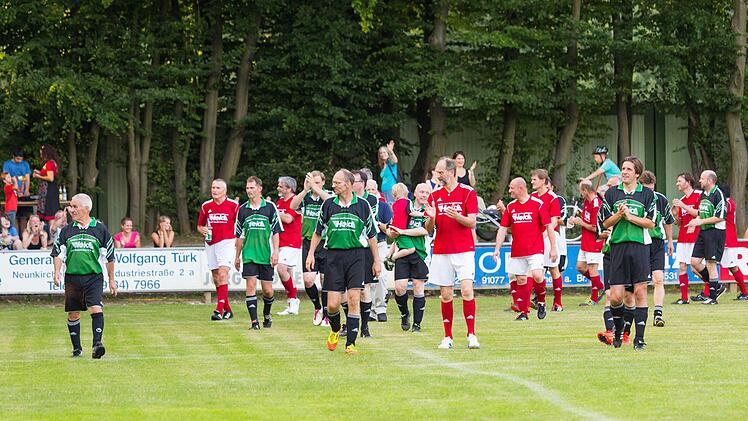 Auf dem Fußballplatz ging es weniger um das Gewinn als den guten Zweck.