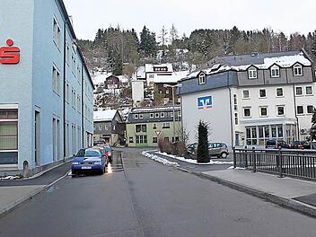 So sieht der fertiggestellte Teil der Ludwigsstadter Bahnhofstraße mit der Loquitzbrücke aus.  Foto: Veronika Schadeck