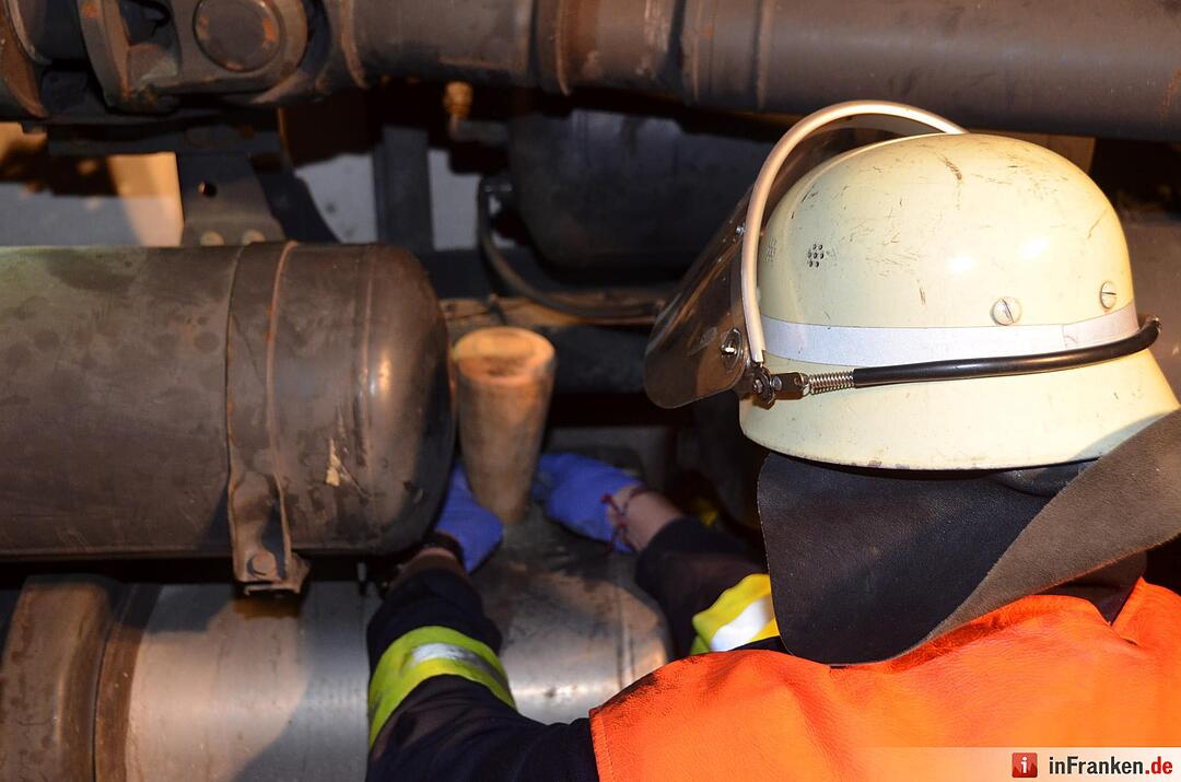 Bergungsarbeiten nach Lkw-Unfall: B27 komplett gesperrt