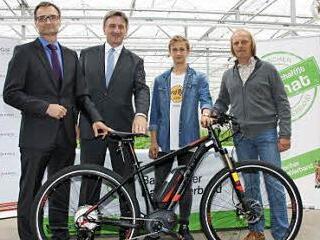 Klaus Bayer (r.) ist der gl&uuml;ckliche Gewinner. Foto: BBV