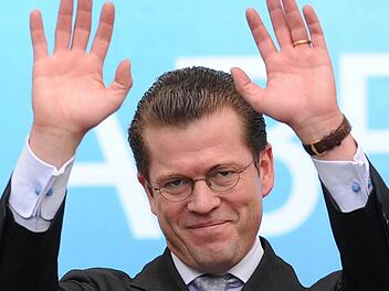 Karl-Theodor zu Guttenberg: Eine Zeitschrift schreibt jetzt von einem vermeintlich neuen Schummel-Skandal um den oberfränkischen Adligen. Foto: Jochen Lübke/dpa -Archiv