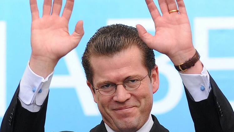 Karl-Theodor zu Guttenberg: Eine Zeitschrift schreibt jetzt von einem vermeintlich neuen Schummel-Skandal um den oberfränkischen Adligen. Foto: Jochen Lübke/dpa -Archiv
