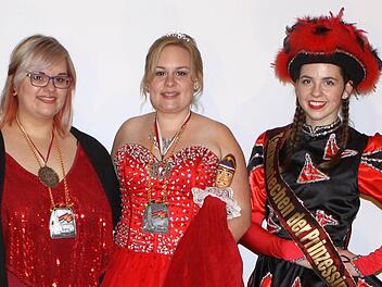 Die neue Regentin Katharina II. mit ihrem Hofstaat, ihre Schwester und Adjudantin Lisa Pankerl (links) und das "Tanzmariechen der Prinzessin" Melina Häussler. Foto: Thomas Dill