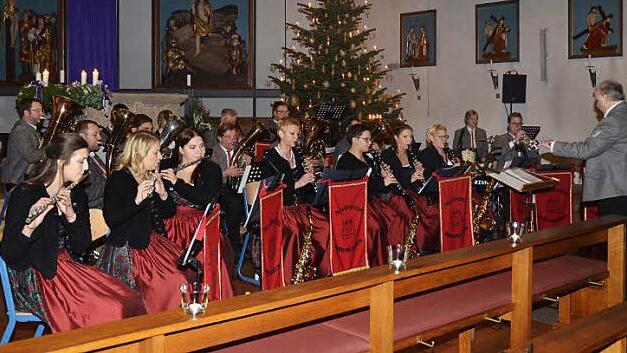 Der Musikverein Rothenkirchen bot in der St.-Bartholomäus-Kirche ein anspruchsvolles Weihnachtskonzert - vorne links Chiara Sasso (Querflöte), die das Solo "Einsamer Hirte" spielte. Foto: Karl-Heinz Hofmann