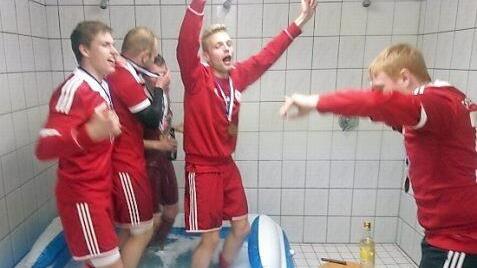 Das Siegestänzchen im Planschbecken will geübt sein: Johannes "Kobold" Krumm (rechts) gibt den Takt vor.