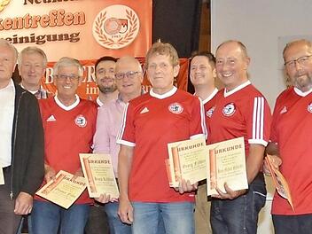 Sie wurden für 40-jährige Treue geehrt. Mit im Bild (v. r.) Rainer Detsch und Michael Fröba Fotos: K.-H.. Hofmann