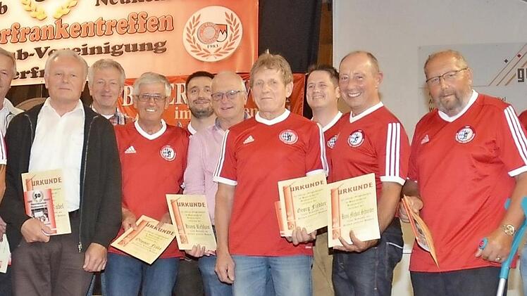 Sie wurden für 40-jährige Treue geehrt. Mit im Bild (v. r.) Rainer Detsch und Michael Fröba Fotos: K.-H.. Hofmann